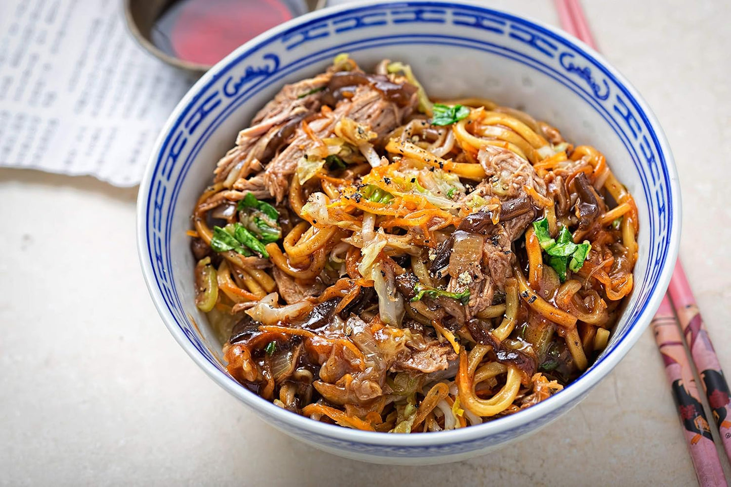 Köstlich gebratener Nudeln, gewürzt mit süß-würziger Hoisin Sauce.