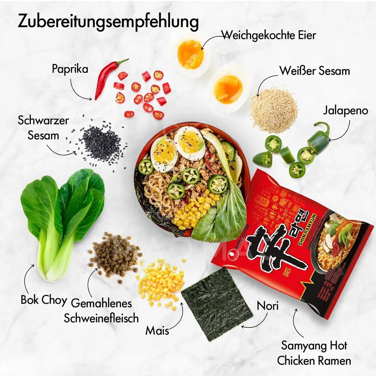 Shin Ramyun Instant-Nudeln mit Toppings wie Ei, Jalapeno, Pak Choi, Mais, Nori und Sesam