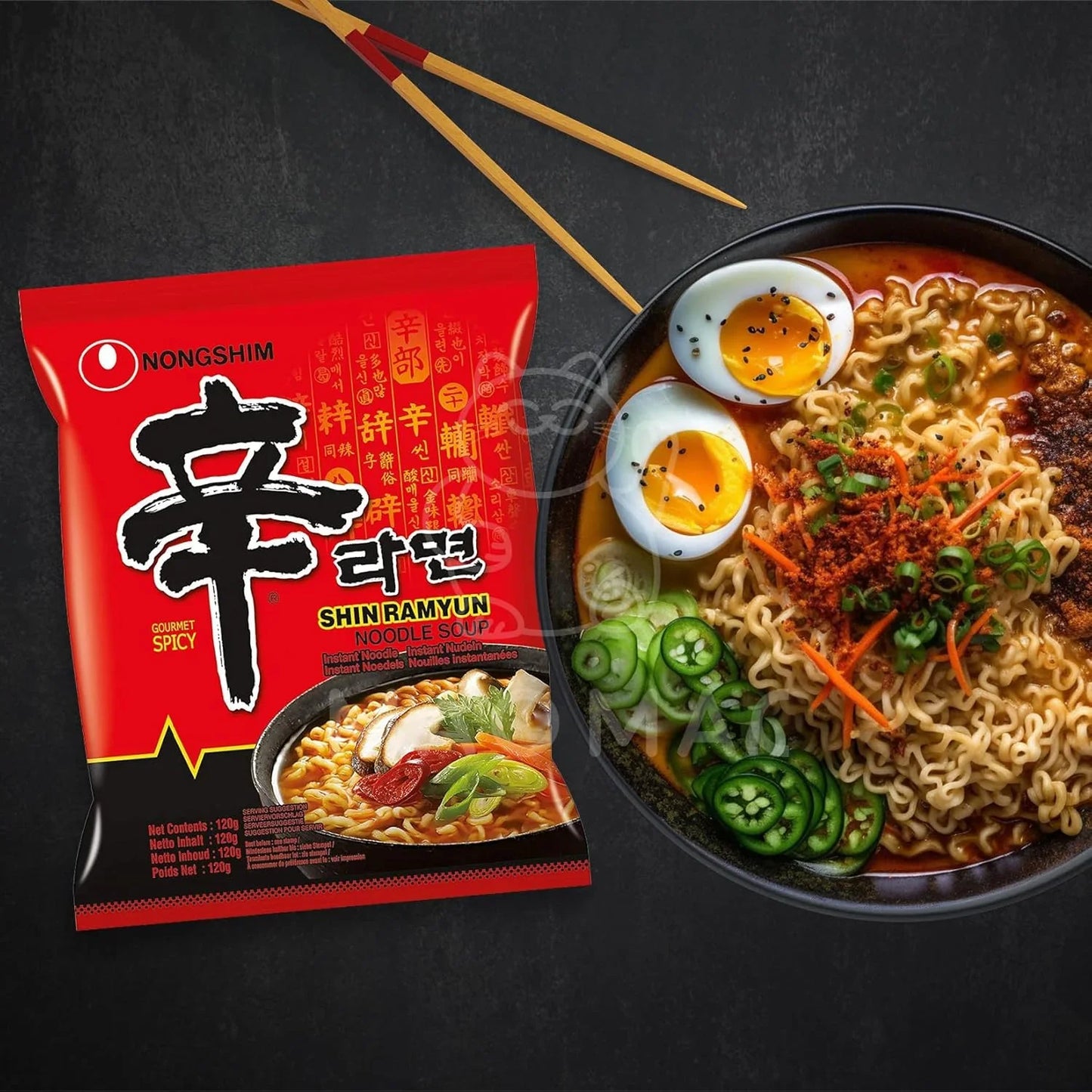 Shin Ramyun Instantnudeln, serviert mit gekochtem Ei, Gemüse und Chili in einer Schüssel