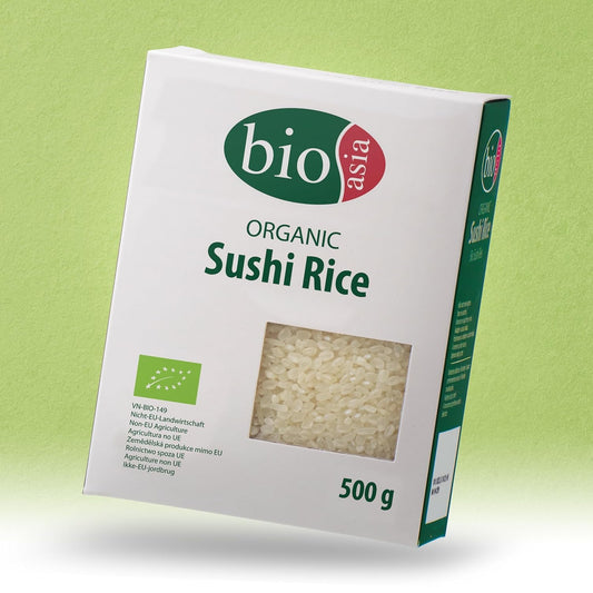 Nahaufnahme von gekochtem, leicht klebrigem BIOASIA Sushi Reis in einer Schale.
