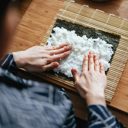 Frisch zubereitetes Sushi und Maki-Rollen aus japanischem Rundkornreis.