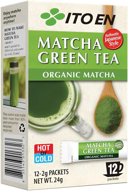 Ito En Matcha Green Tea Bio-Matcha Pulver Packung, 12 Portionssticks, japanischer Grüntee, Teetasse und Bambuslöffel mit Matcha-Pulver abgebildet.