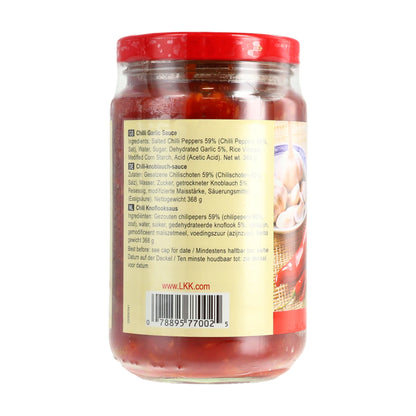 Detailansicht der stückigen Konsistenz der Knoblauch-Chili-Sauce.