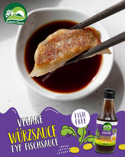 Dunkle, klare pflanzliche Fischsauce in einer kleinen Dip-Schale.