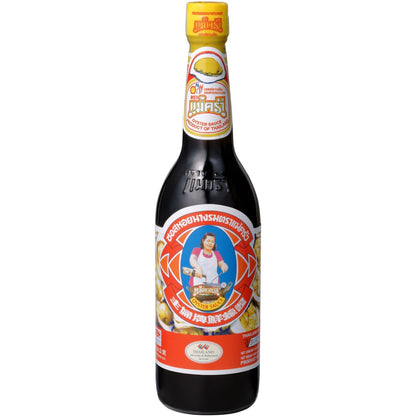 Vorderseite der 600ml Glasflasche Maekrua Austernsauce mit dem markanten Etikett und der Austern-Abbildung.