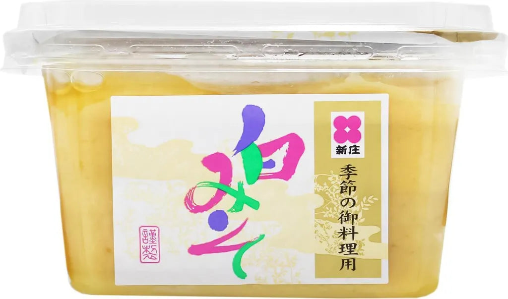 Nahaufnahme der cremigen Textur der hellen Shiro Miso-Paste von Shinjyo.