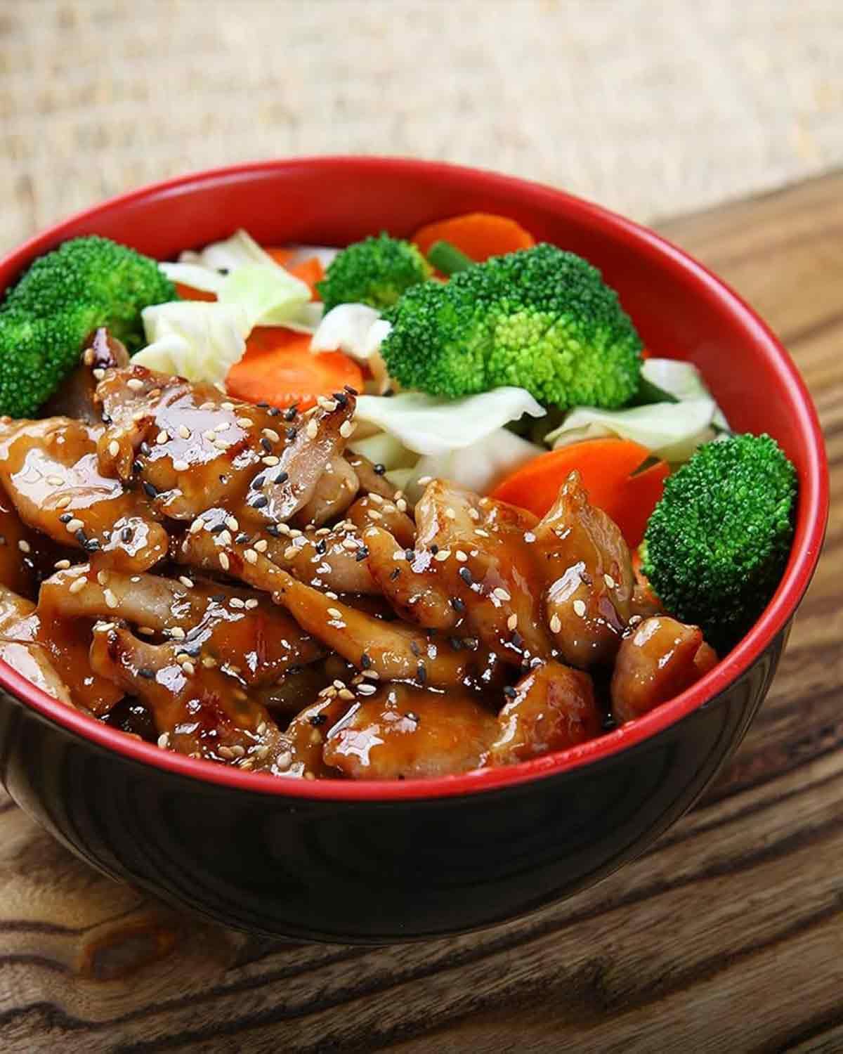 Frisch gebratenes Teriyaki-Hähnchen, glasiert mit Lee Kum Kee Teriyaki Sauce.