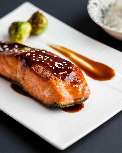 Frisch gebratenes Teriyaki-Lachs, glasiert mit Lee Kum Kee Teriyaki Sauce.