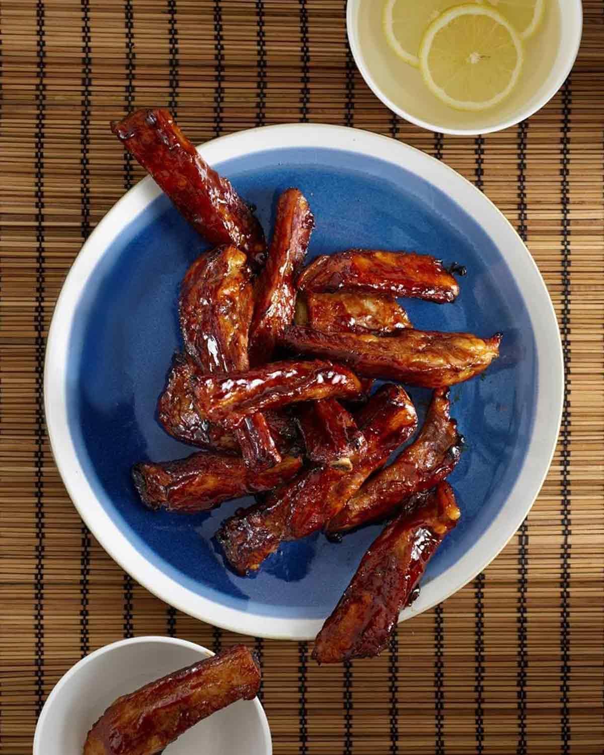 Frisch gerillte Teriyaki-Spare Ribs, glasiert mit Lee Kum Kee Teriyaki Sauce.