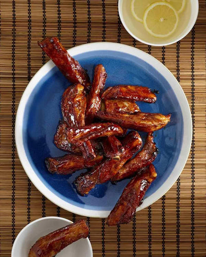 Frisch gerillte Teriyaki-Spare Ribs, glasiert mit Lee Kum Kee Teriyaki Sauce.