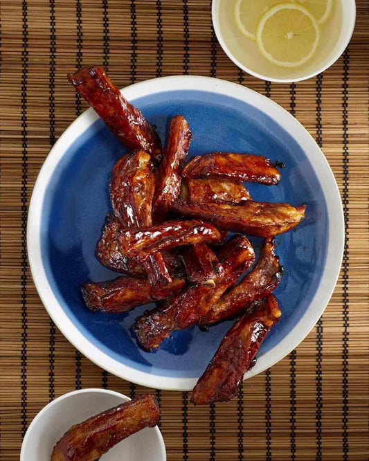Frisch gerillte Teriyaki-Spare Ribs, glasiert mit Lee Kum Kee Teriyaki Sauce.