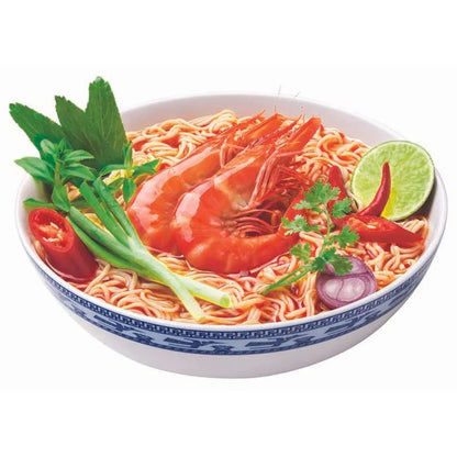 Asiatische Tom Yum Instant-Nudelsuppe mit Garnelen, Limette, Chili und frischen Kräutern