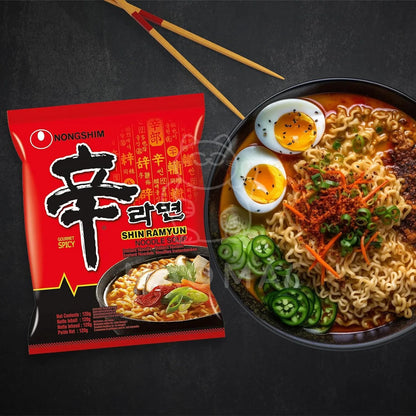 Shin Ramyun Instantnudeln, serviert mit gekochtem Ei, Gemüse und Chili in einer Schüssel